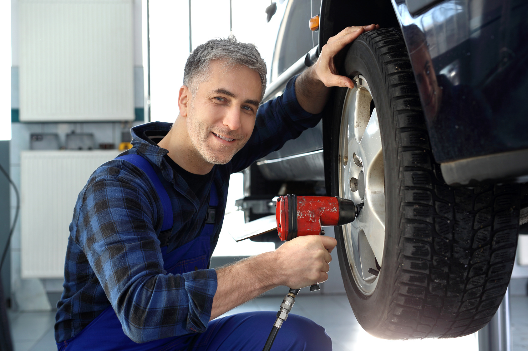 Oddajesz auto do serwisu? Dowiedz się, na czym nie warto